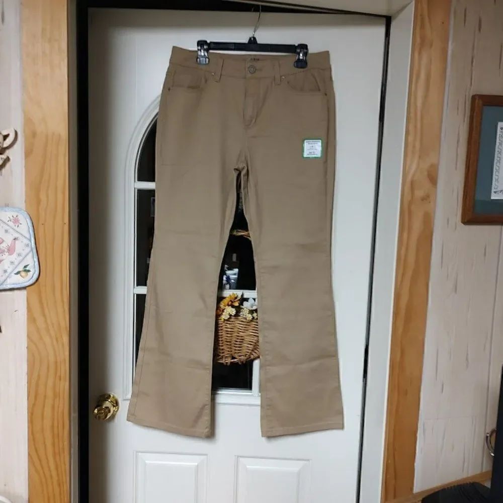 New No Boundaries Mid Rise Boot Cut Beige Colored Pants Junior 15